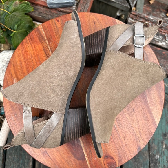 Lucky Brand size 8.5 Tan Suede Mules with Open-Toe Design - Picture 6 of 13